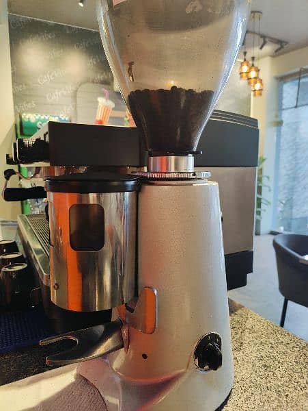 COFFEE MACHINE WITH GRANDER 10