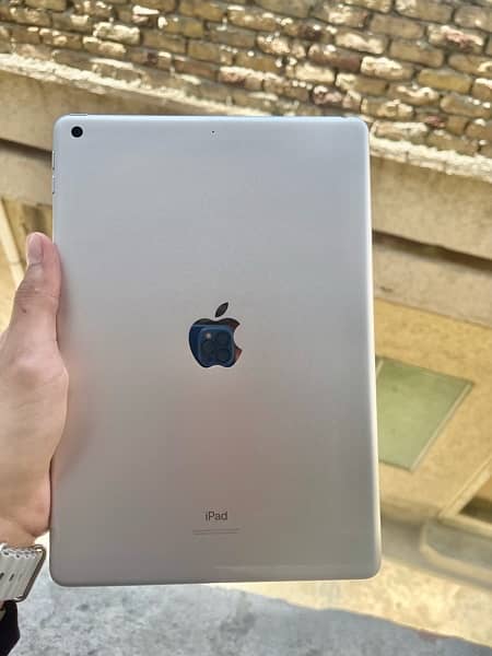 IPAD 9 gen 64 gb beast device with box chrger 0