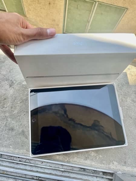 IPAD 9 gen 64 gb beast device with box chrger 2