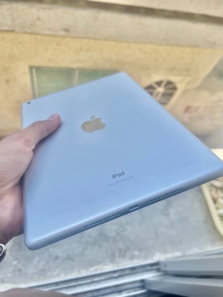 IPAD 9 gen 64 gb beast device with box chrger 3