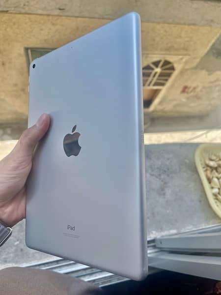 IPAD 9 gen 64 gb beast device with box chrger 4