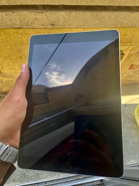 IPAD 9 gen 64 gb beast device with box chrger 5