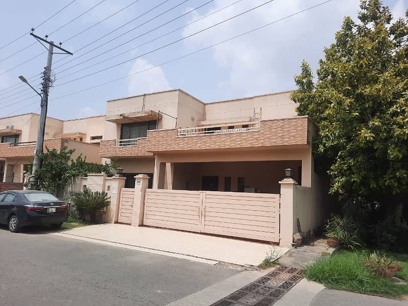 This is a 5-bedroom house in Askari 10 near Lahore Airport. 0