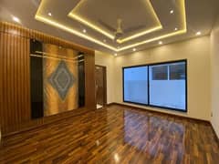 Wallpaper|False ceiling. Vinyl floor|Wood floors Window blinds|Pvc pane
