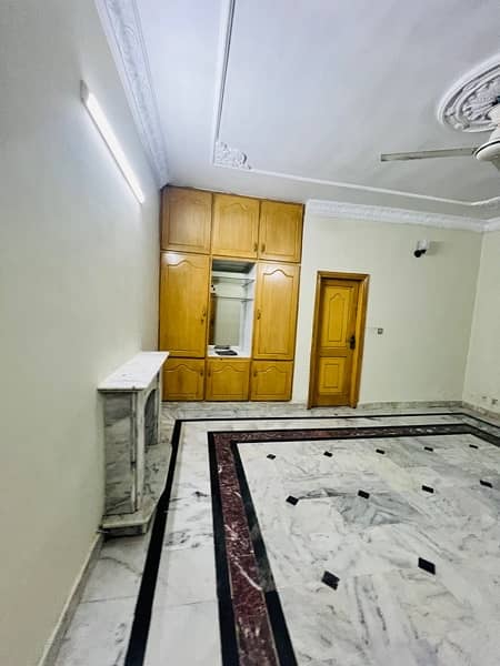Kanal ground Portion For rent On main Road 40sqf Fresh House 13