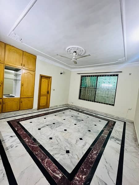 Kanal ground Portion For rent On main Road 40sqf Fresh House 14