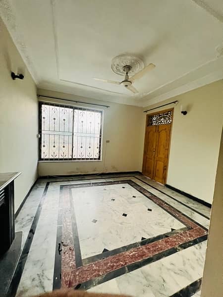 Kanal ground Portion For rent On main Road 40sqf Fresh House 16