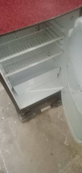 dawlance ki fridge hai bahut acchi condition 1