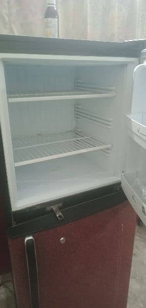 dawlance ki fridge hai bahut acchi condition 3