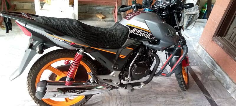 Honda cb 150f neat and clean bike only 2300 km driven 2