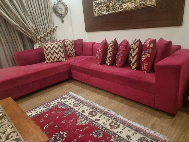 L shaped sofa with 10 cushions. 1