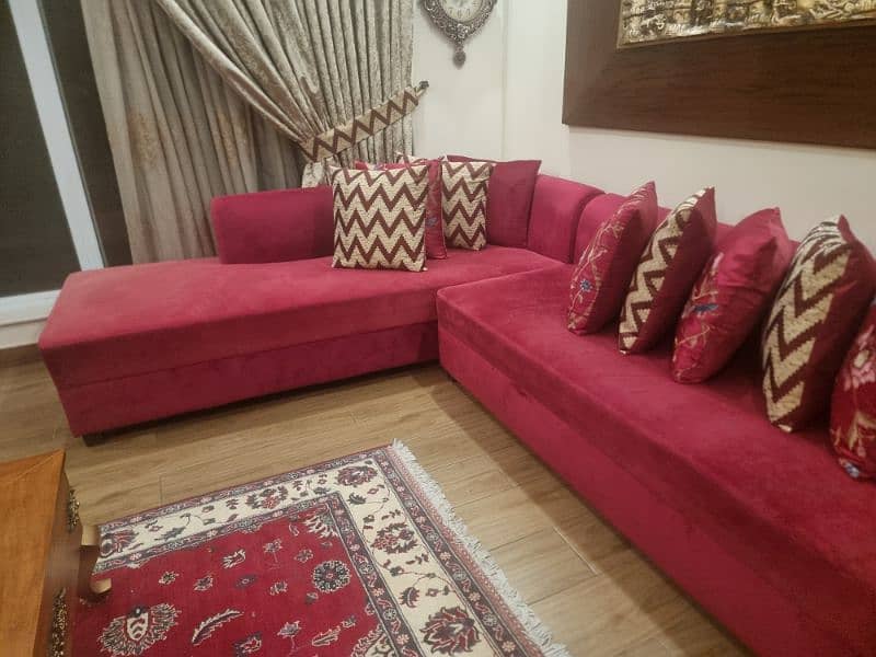 L shaped sofa with 10 cushions. 2
