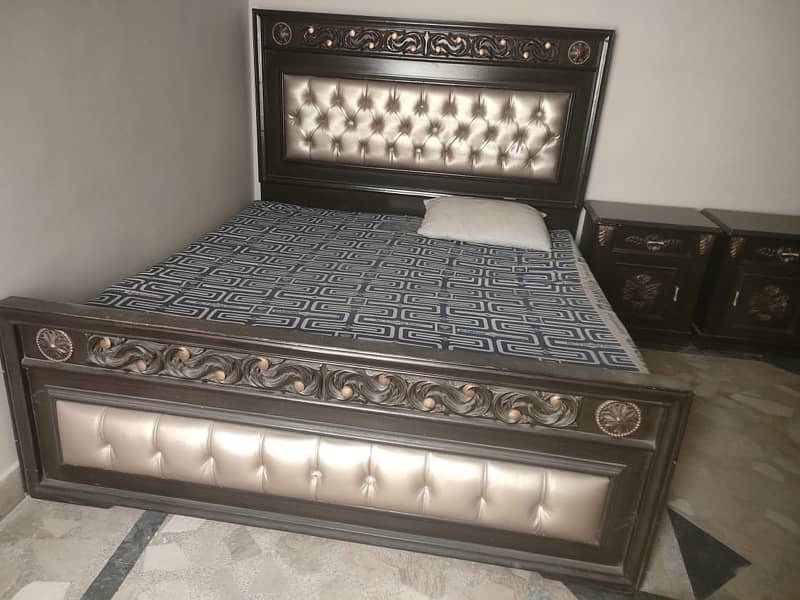 king size bed for sale with sidetables and mattress + Dressing 5