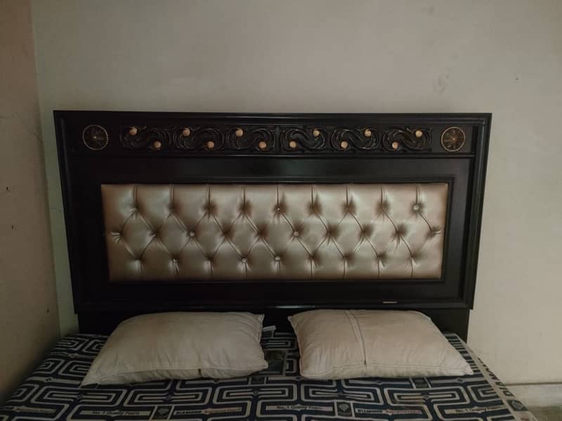 king size bed for sale with sidetables and mattress + Dressing 7