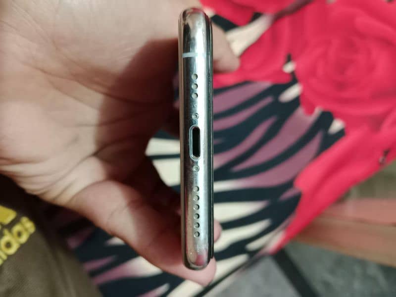 Iphone XS Good Condition Phon in White Color 1