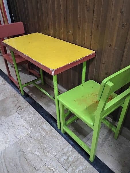 Table with 2 chairs for kids study 1