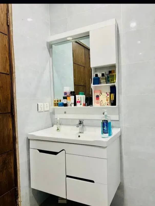 Per day flat available. Neat and clean apartment Very good location All the basic facilities available nearby Bahria town phase 7 Serious person may contact 4