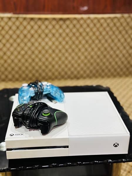 Xbox One 1tb with TWO Controllers. 1