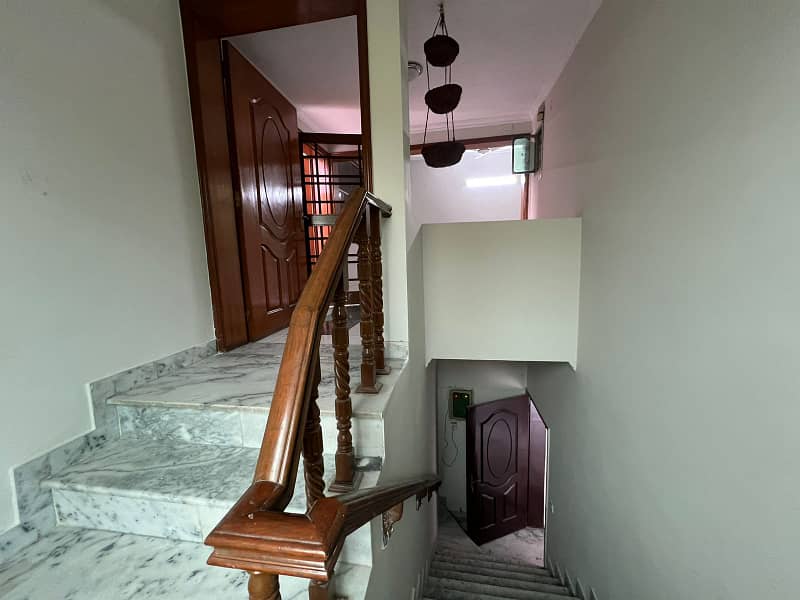 10 MARLA DOUBLE-STOREY HOUSE AVAILABLE FOR RENT IN JOHAR TOWN 3