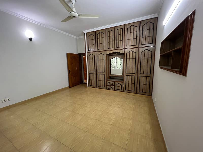 10 MARLA DOUBLE-STOREY HOUSE AVAILABLE FOR RENT IN JOHAR TOWN 4