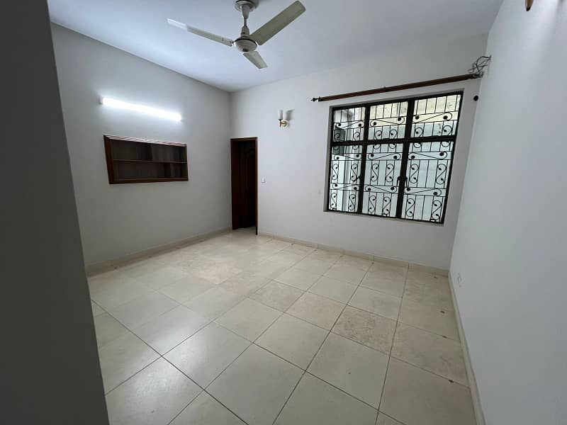 10 MARLA DOUBLE-STOREY HOUSE AVAILABLE FOR RENT IN JOHAR TOWN 6