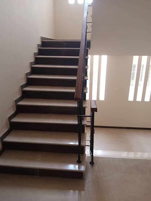Apartment for rent 3bed rooms 2nd floor lift car parking 7