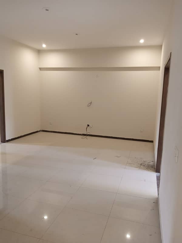 Apartment for rent 3bed rooms 2nd floor lift car parking 18