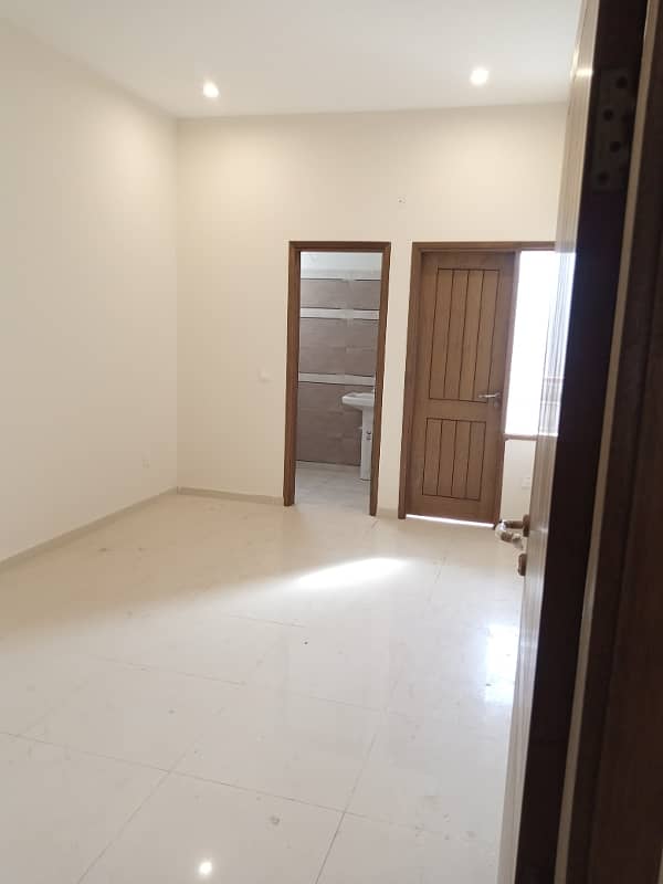 Apartment for rent 3bed rooms 2nd floor lift car parking 19