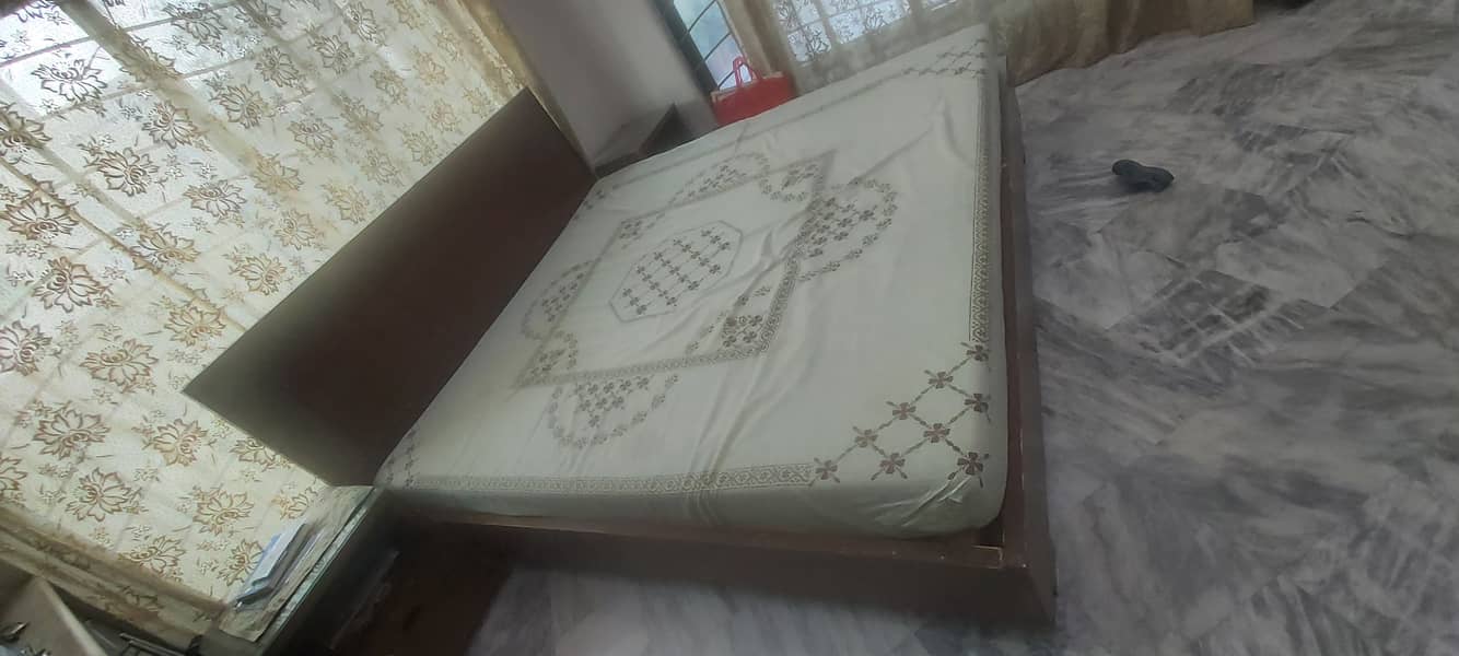 Complete bed set with side tables and dressing table 3