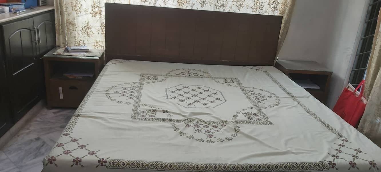 Complete bed set with side tables and dressing table 6