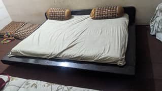 master bed in good condition