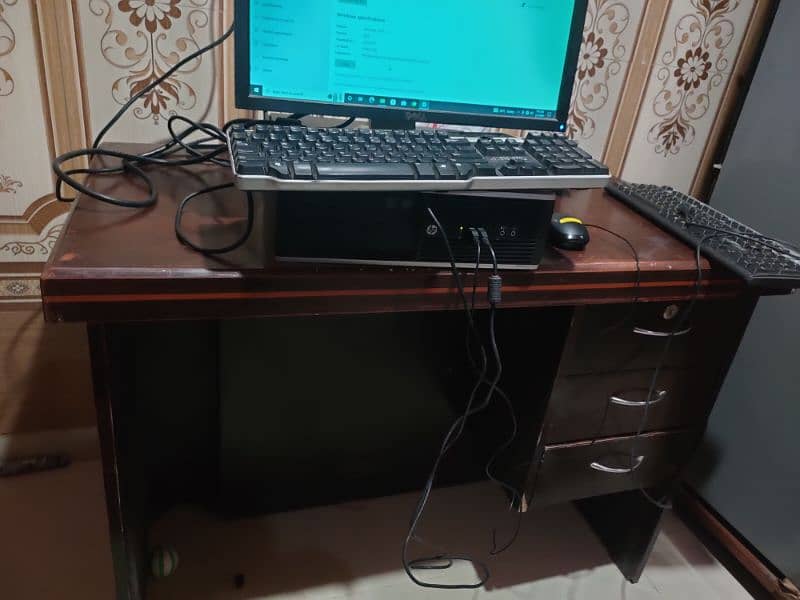 complete desktop settup with table 4