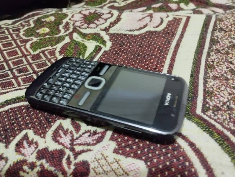 Nokia E05 1