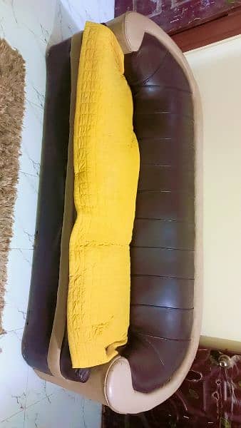 5 seater sofa orignal foam 1 year used heavy matrial 2