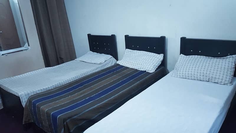 Boys Hostel   in johar town lahore sharing rooms seats per day stay 3