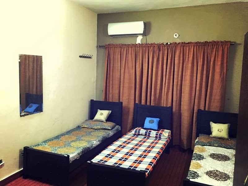 Boys Hostel   in johar town lahore sharing rooms seats per day stay 10