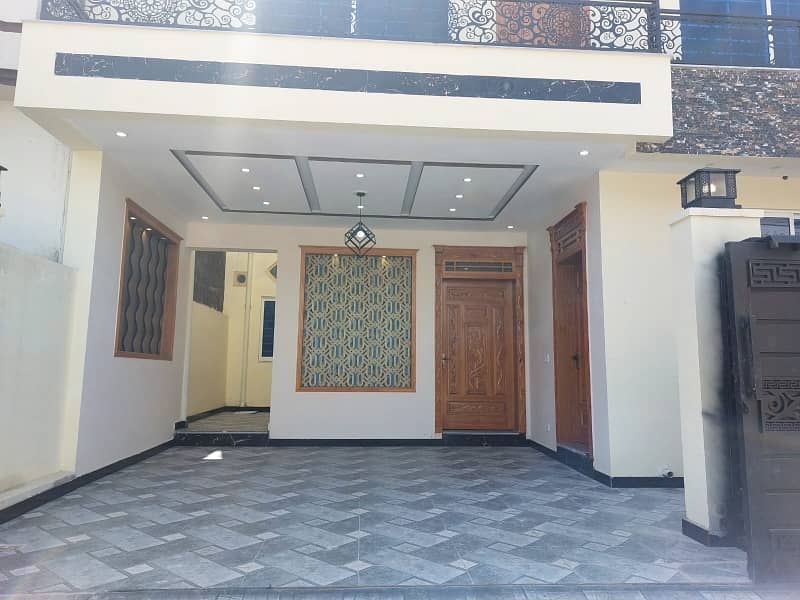 G13 Islamabad 30x60 house South open tile flooring very ideal location on 50 feet road

 Double storey double unit 

5 bed 

6 bath 

2 TV launch 

2 kitchen 

2 Drawing Rooms 

2 cars parking 

boring available

 gas available

 electricity available 3
