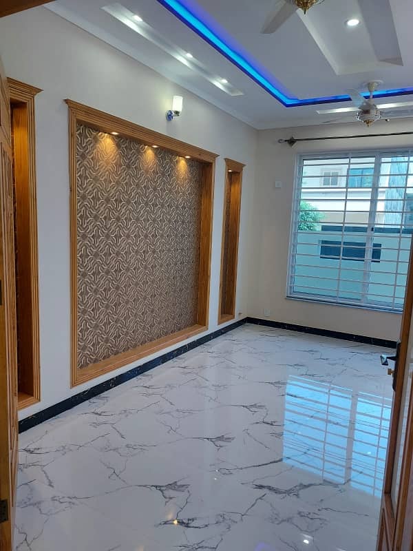 G13 Islamabad 30x60 house South open tile flooring very ideal location on 50 feet road

 Double storey double unit 

5 bed 

6 bath 

2 TV launch 

2 kitchen 

2 Drawing Rooms 

2 cars parking 

boring available

 gas available

 electricity available 13