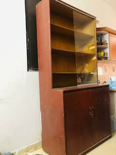 shelves base divider  in good condition with tea set