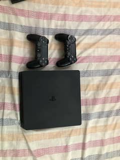 PS4 slim / 500GB / 2 working controllers