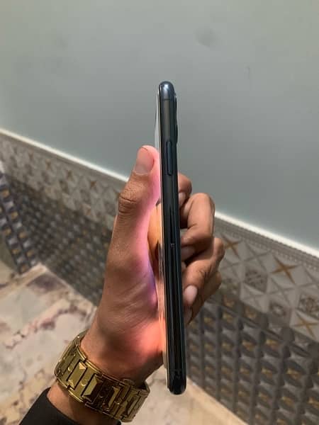 IPhone 11Pro Max  64gb  with box  factory unlock battery servis 76% 2