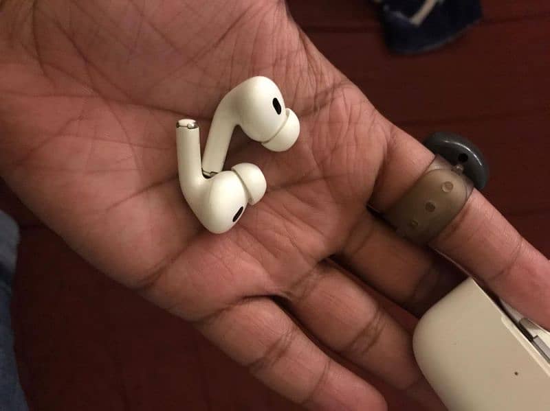 Airpods pro 2  with noise cancellation and find my iphone 3