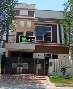 5 MARLA HOUSE BRAND NEW , HOT BLOCK HOT LOCATION VERY REASONABLE PRICE AND VERY BEAUTIFUL HOUSE