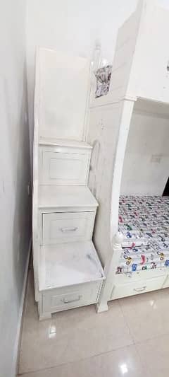 Child double story bed