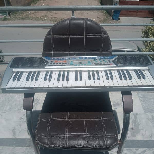 a good condition piano for sale 0