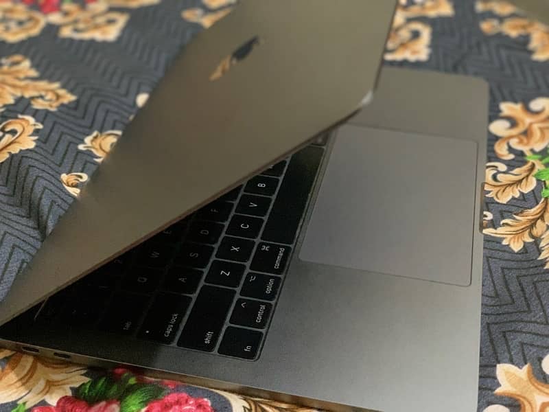 Mac book pro 2017 13 inches 4