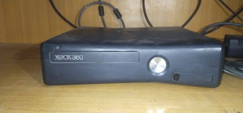 Xbox 360 Slim with 1 controller & 21 pre installed Games 0
