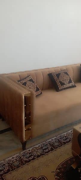 its a 7 seater sofa brand new just few days used 10/10 condition 5