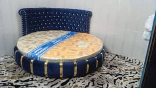 Round king size bed made in total wood