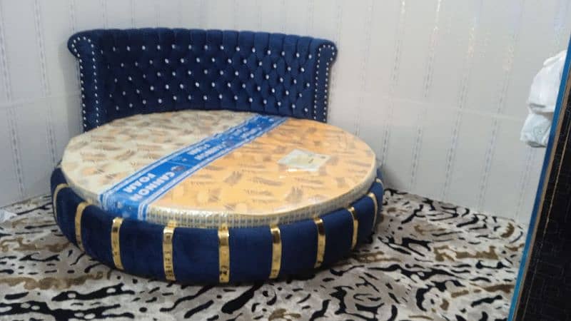 Round king size bed made in total wood 0